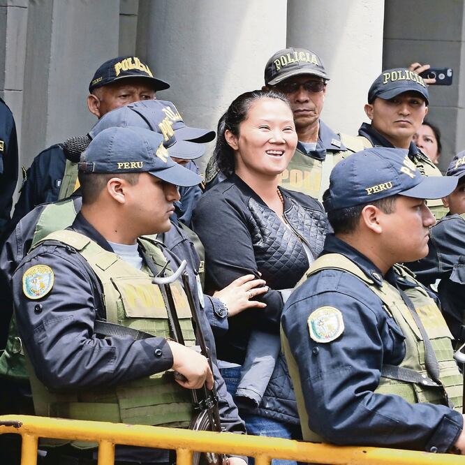 Keiko Fujimori, la dirigente de la oposición peruana, al momento de dejar el Palacio de Justicia, tras recibir una orden de 36 meses de prisión preventiva. VIDAL TARQUI. REUTERS