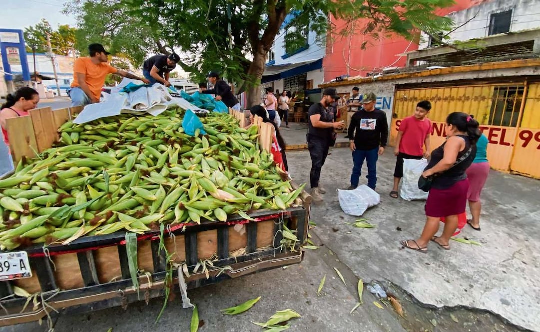 La Elotiza se ha vuelto tan famosa en redes sociales, que al lugar al que vaya cientos de personas se dan cita para hacer filas interminables y comprar su elote a bajo precio. Foto: Luma López