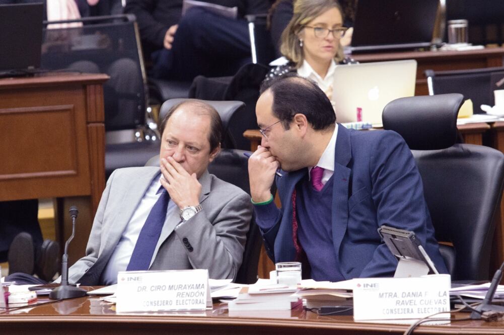 Ciro Murayama (der.) explicó que los partidos cuentan con un plazo de tres días para reportar sus gastos, por lo que en el transcurso de nueve días de precampañas ya presentan un retraso en sus informes. (SAÚL LÓPEZ. CUARTOSCURO)