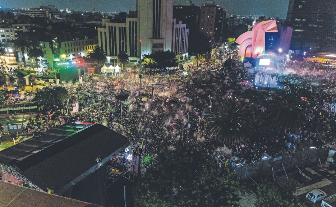 En El Caballito se instaló una pantalla gigante para ver el encuentro entre México y Ecuador, además de un escenario donde se presentó la banda Cuisillos. Foto: Germán Espinosa/ EL UNIVERSAL