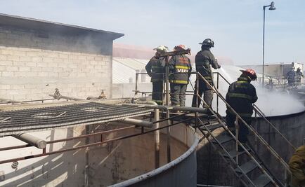 Bomberos municipales apagan el incendio de empresa textil en Naucalpan