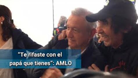 AMLO y Cepillín se encuentran en el AICM y se dan un largo abrazo