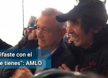 AMLO y Cepillín se encuentran en el AICM y se dan un largo abrazo