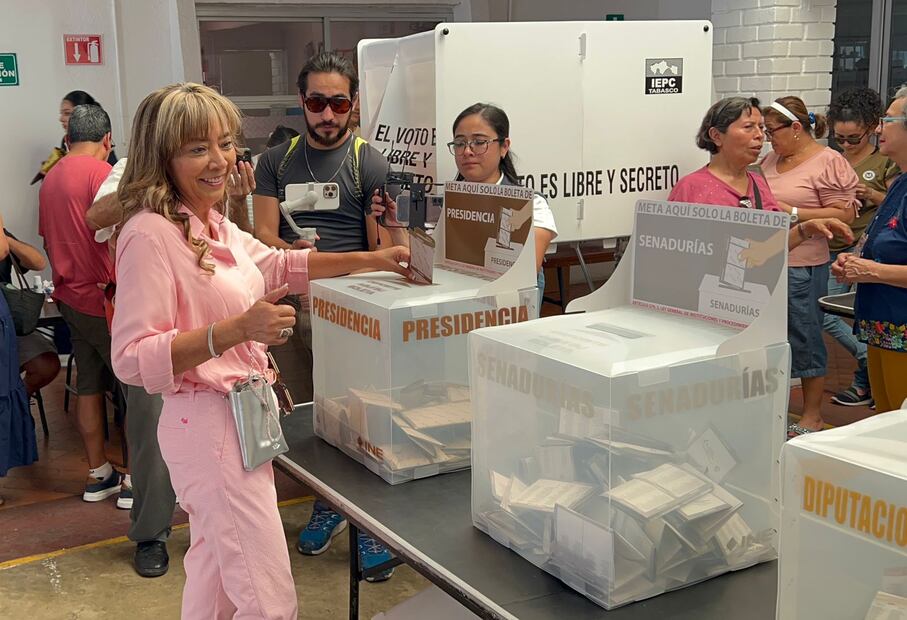 Lorena Beaurregard, candidata a Gobernadora de “Fuerza y Corazón por Tabasco” (PAN-PRI), emitió su voto la mañana de este domingo 2 de junio en la ciudad de Villahermosa, Tabasco. Foto: EL UNIVERSAL