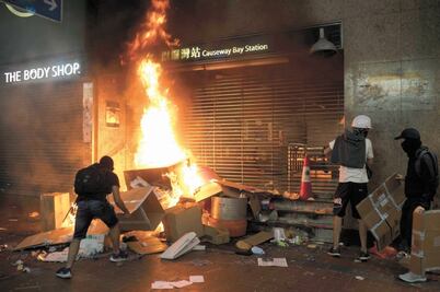 Miles desafían decreto antimáscaras en Hong Kong