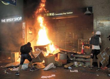 Miles desafían decreto antimáscaras en Hong Kong