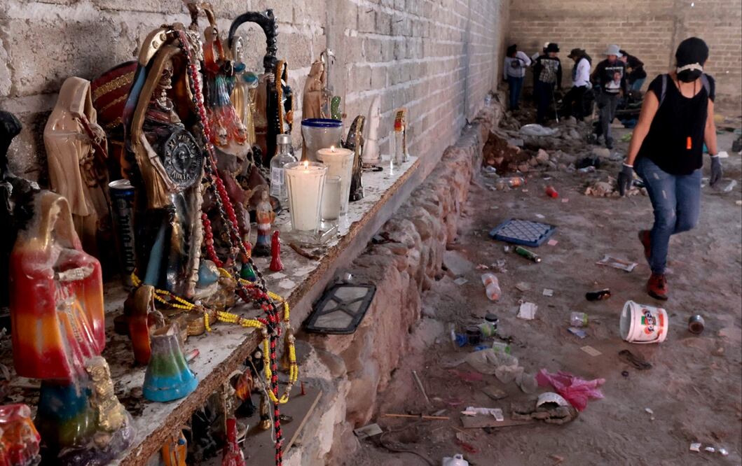 Un altar a la Santa Muerte con veladoras fue encontrado al interior de uno de los cuartos del rancho Izaguirre en Teuchitlán, Jalisco, donde el colectivo “Guerreros Buscadores” encontró un campo de entrenamiento y exterminio presuntamente del CJNG. Foto: AFP