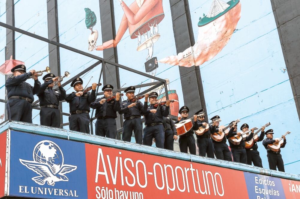 El mariachi de la Policía Federal deleitó a los peatones que pasaron por Bucareli y Reforma, al interpretar varias melodías desde el techo del edificio del Aviso Oportuno de EL UNIVERSAL. (FOTOS: CRISTOPHER ROGEL BLANQUET. ELUNIVERSAL)