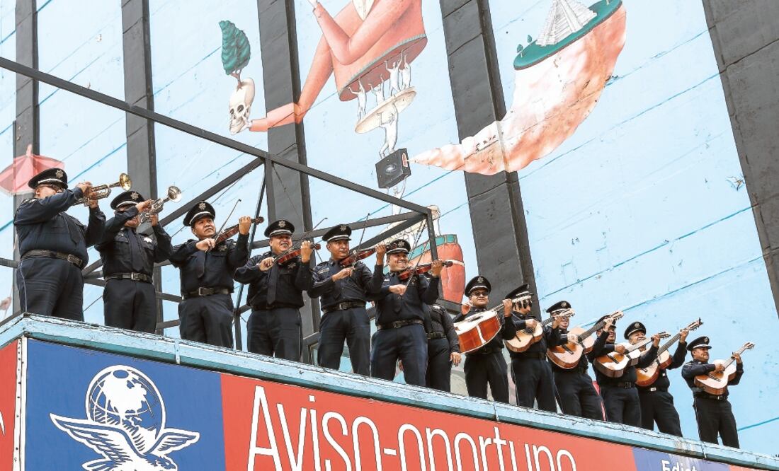 El mariachi de la Policía Federal deleitó a los peatones que pasaron por Bucareli y Reforma, al interpretar varias melodías desde el techo del edificio del Aviso Oportuno de EL UNIVERSAL. (FOTOS: CRISTOPHER ROGEL BLANQUET. ELUNIVERSAL)