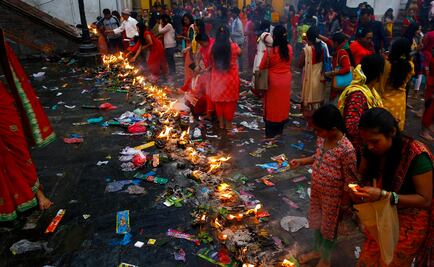 Devotas hindúes ayunan en Nepal para satisfacer al dios Shiva
