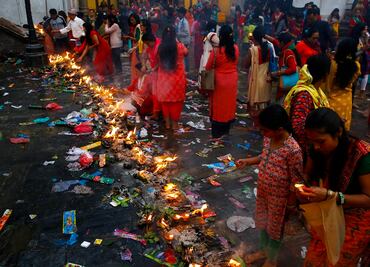 Devotas hindúes ayunan en Nepal para satisfacer al dios Shiva