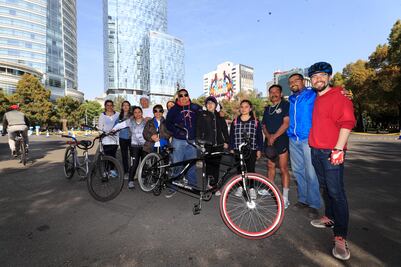 Ayudan a ciegos a pasear en bici por la ciudad