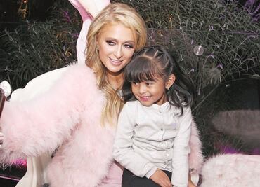 Paris Hilton se deja apapachar por 43 fans