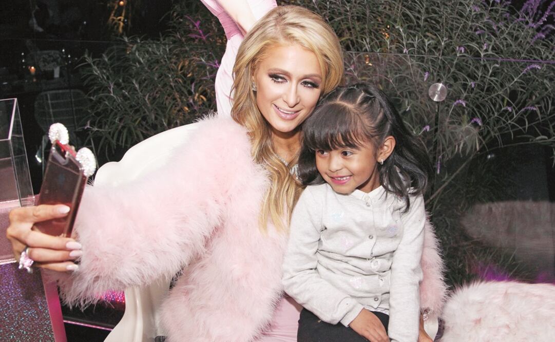 Paris se tomó selfies con Pamela, quien viajó desde Toluca para conocerla. (CARLOS MEJÍA. EL UNIVERSAL)