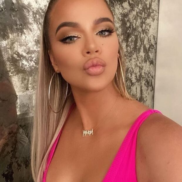 ¿Qué le pasó? Khloé Kardashian sorprende con cambio radical de look