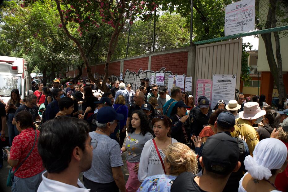 En la casilla especial sección 4396 que se encontraba a lado del Hospital 20 de Noviembre, cientos de mexicanos se dieron cita desde las 7 de la mañana para emitir su voto. Foto: Yretzy Osnaya / EL UNIVERSAL