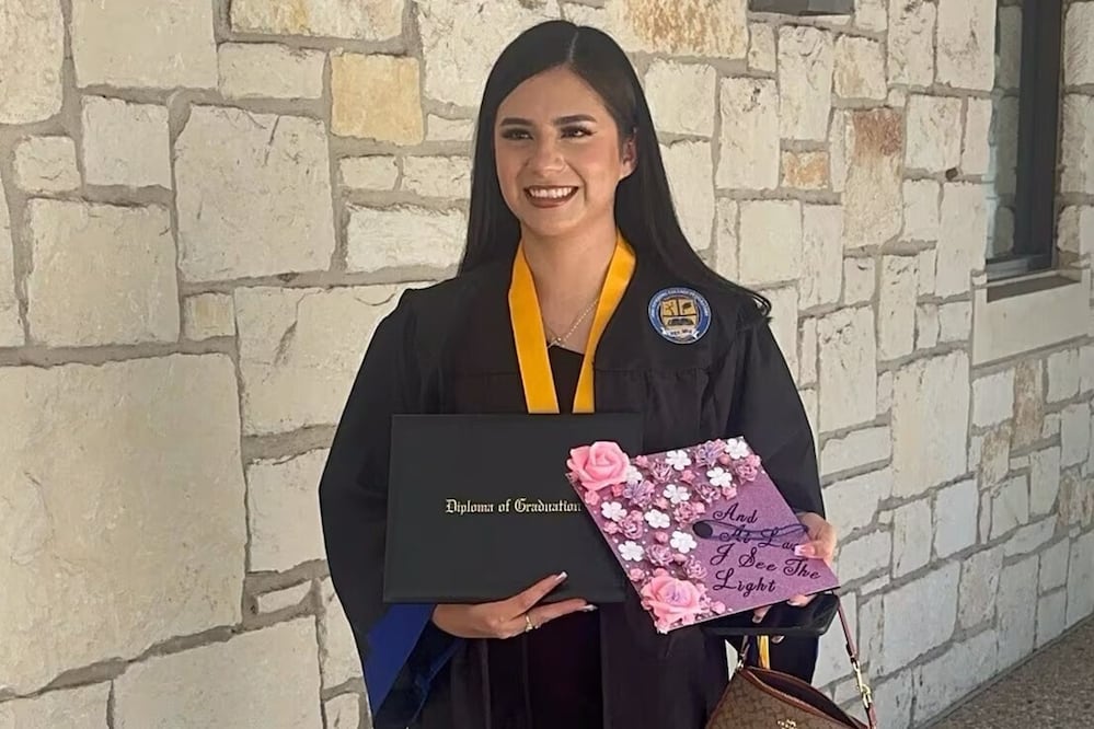 En esta foto sin fecha, proporcionada por su abogado, Todd Pomerleau, en enero de 2025, Any Lucía López Belloza celebra su graduación de preparatoria en Texas. Foto: AP