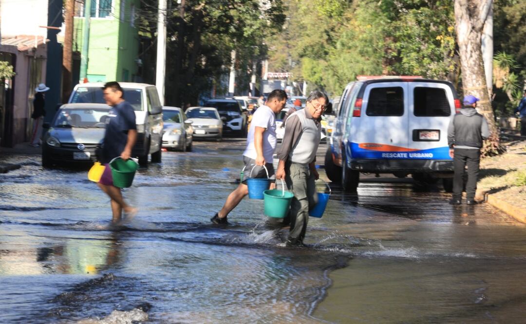 Una mega fuga de agua se registra en la colonia San Miguel Amantla de la alcaldía Azcapotzalco. Son las calles de Valeriano Trujano y calle 26 donde desde la madrugada de hoy el agua brota por una fractura del tubo de agua y que tiene anegado a por lo menos tres viviendas. Foto: Francisco Rodríguez