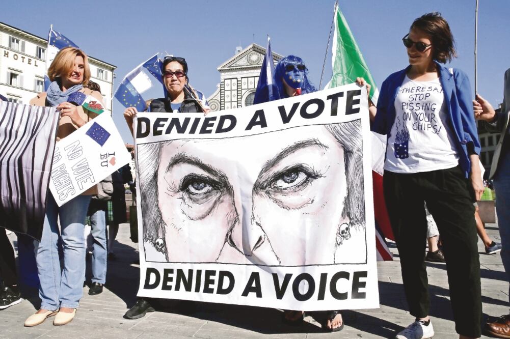 Un grupo de manifestantes pro Unión Europea salió ayer a las calles, mientras la premier británica, Theresa May, daba un discurso en Florencia, Italia. (MAX ROSSI. REUTERS)
