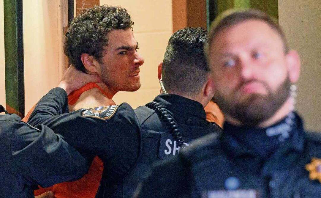 Luigi Mangione al entrar al juzgado del condado de Blair, Pennsylvania, para una audiencia de extradición. Foto: Jeff Swensen | AFP