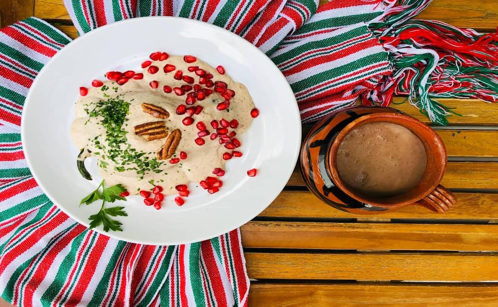 Pocas cosas son tan representativas de la cocina tradicional mexicana como los chiles en nogada. Foto: Pexels.