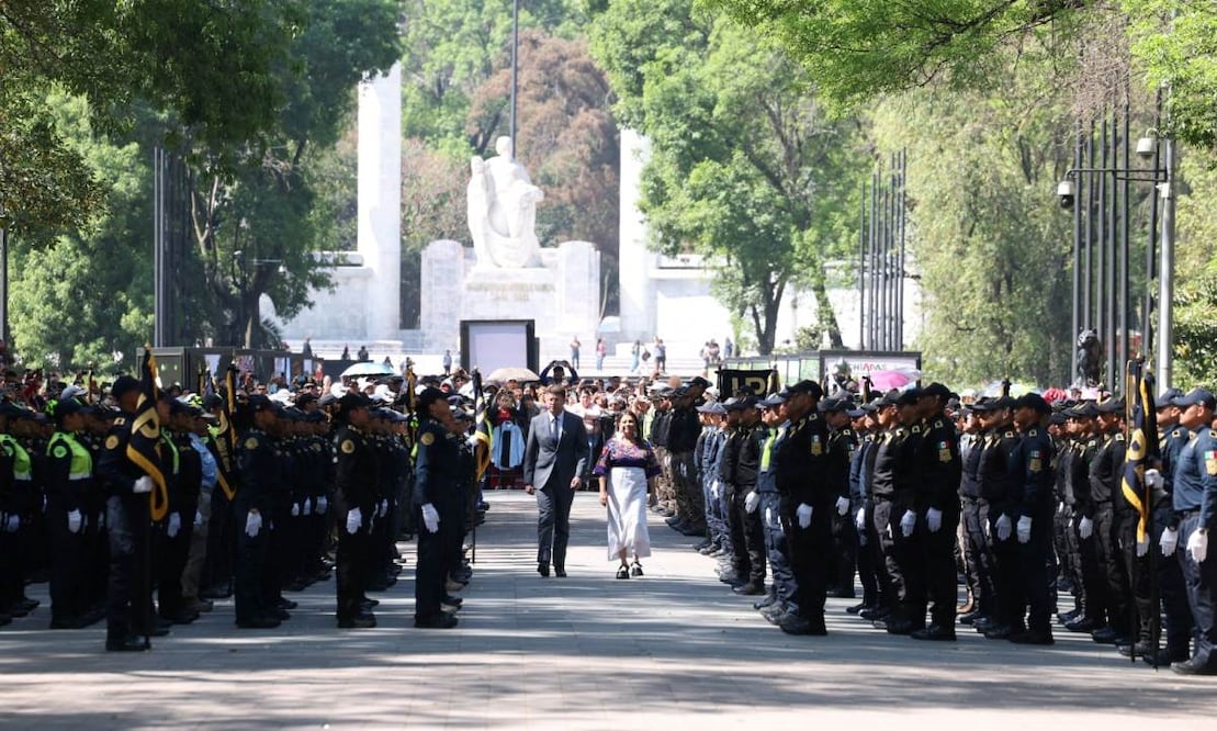 Clara Brugada durante la graduación de cuatro generación de cadetes a quienes les pidió ser "constructores de paz". Foto: Especial.