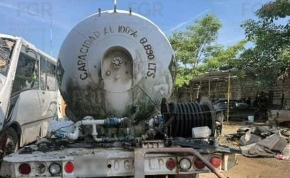 Fiscalía decomisa 16 mil litros de combustible en Cárdenas, Tabasco; asegura dos pipas.
Foto: Gabinete de Seguridad de Tabasco