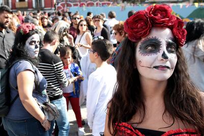 Ofrendas y disfraces inundan España en celebración del Día de Muertos