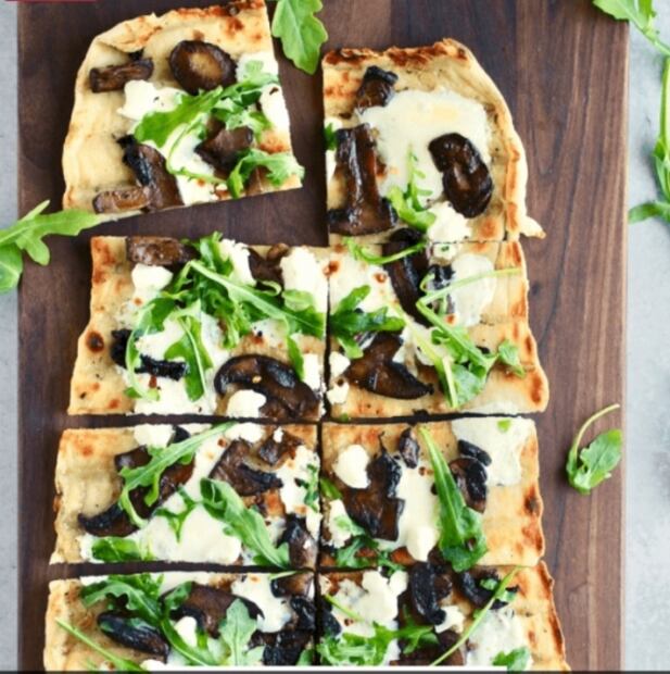 Flatbread con crema de hongos y mermelada de cebolla para papá