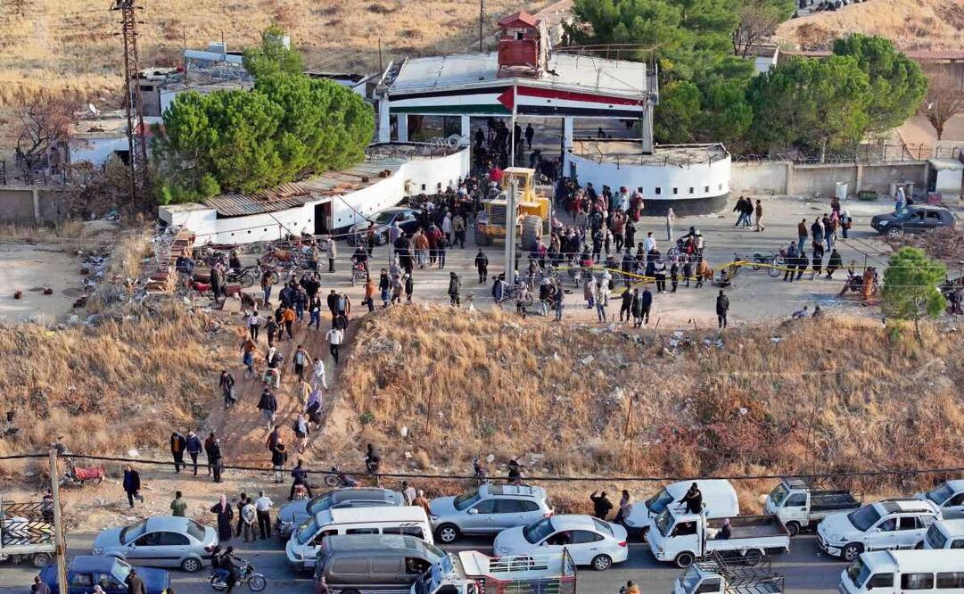 Cientos de personas llegaron a la prisión de Sednaya buscando información de sus familiares en Damasco. Foto: Haj Kadour / AFP