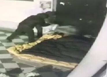 Policía de Italia busca a hombre que quemó vivo a un indigente