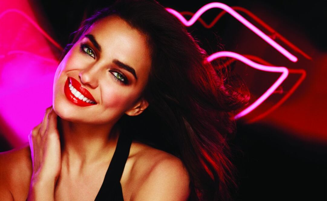 Modelo impacta con sexy campaña para celulares