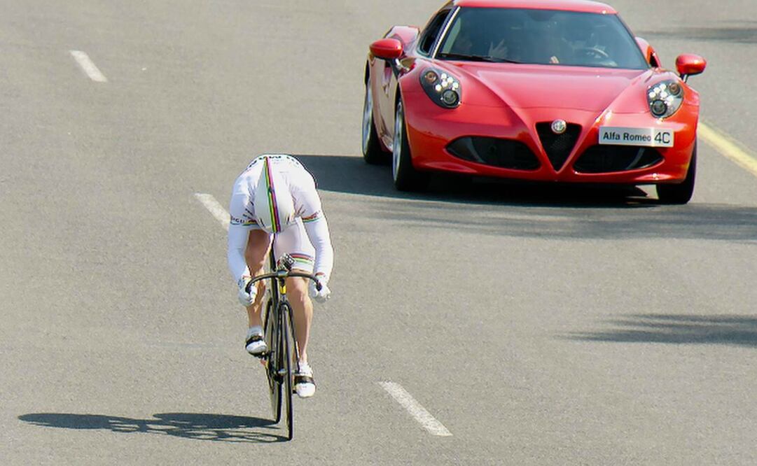 Video; ¿Puede un hombre ser más rápido que el Alfa Romeo 4C?