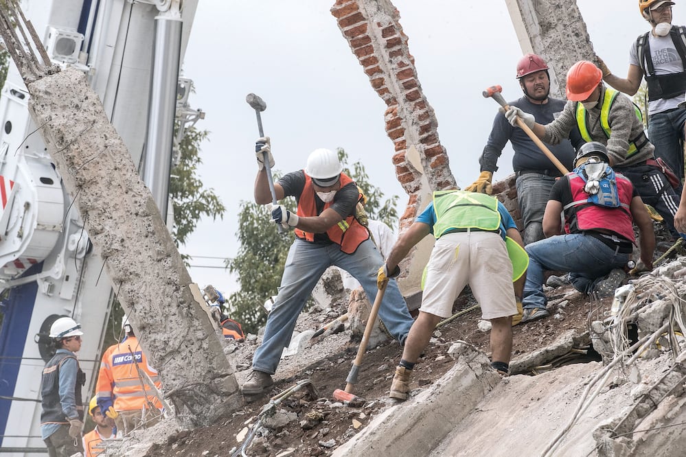 Para que pudieran ser voluntarios en las áreas más afectadas por el sismo, se solicitó a los ciudadanos acudir con equipo de seguridad como cascos, chalecos reflejantes, guantes y cubrebocas (GERMÁN ESPINOSA. EL UNIVERSAL)