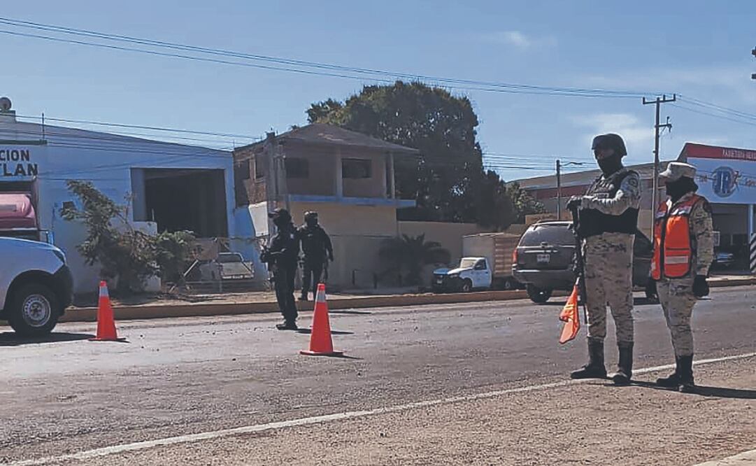 Elementos del Ejército y la Guardia Nacional vigilan las calles de Mazatlán para garantizar la seguridad de los asistentes a la 127 edición del tradicional carnaval de la ciudad. Foto Especial