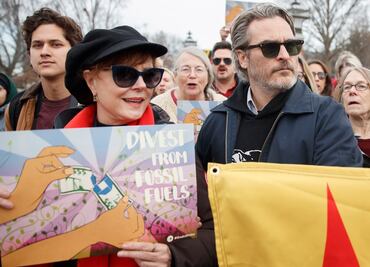 Arrestan a Joaquin Phoenix y Martin Sheen en manifestación contra el cambio climático 