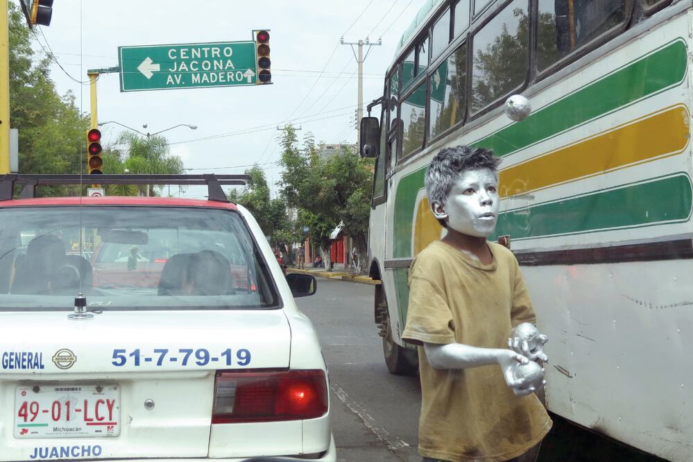 Omar trabaja en un crucero de Zamora haciendo malabares. Obtiene entre 100 a 200 pesos al día: con eso paga su comida y hospedaje; señala que quiere regresar a la escuela (DALIA MARTÍNEZ / EL UNIVERSAL)