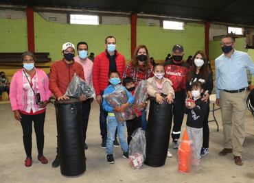 Equipan escuela de boxeo en beneficio de 100 niñas y niños en la Arena San Pablo Autopan