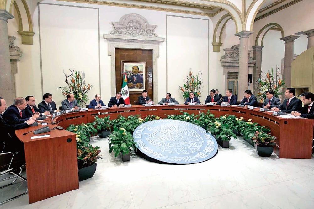 Miguel Ángel Osorio Chong, secretario de Gobernación, se reunió ayer con los mandatarios en el Salón Juárez de la dependencia para afinar detalles que garanticen procesos electorales tranquilos y con gobernabilidad (SEGOB)