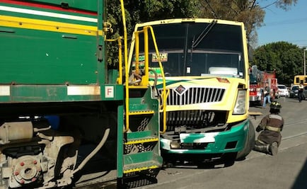 Camión choca contra tren en Tlalnepantla 