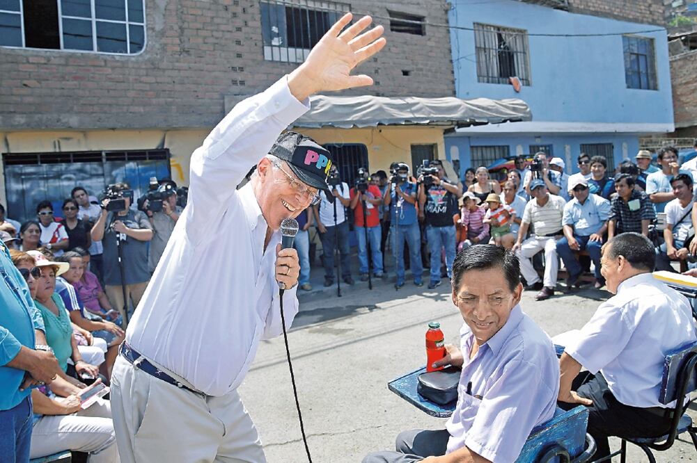 El candidato presidencial peruano, Pedro Pablo Kuczynski, de “Peruanos por el Kambio”, en un mitin, ayer, a las afueras de Lima (MARTIN MEJIA. AP)