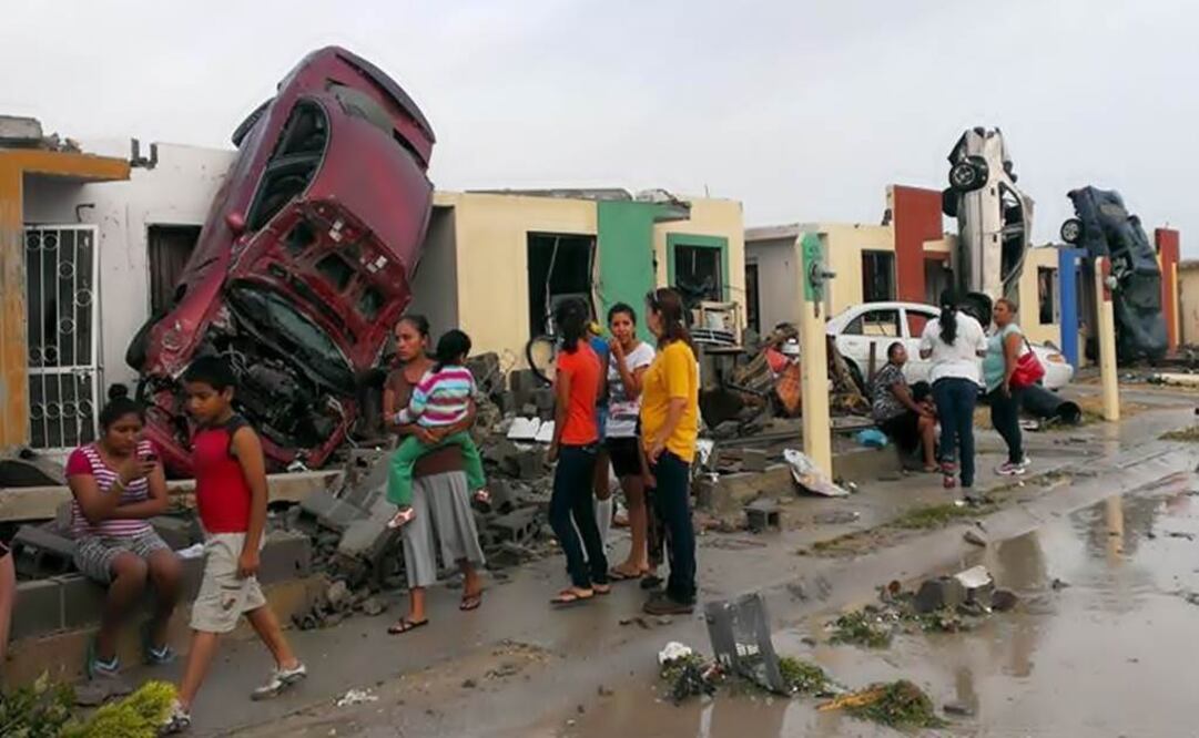Cars were thrown against the houses in the affected areas. (Photo: EFE )