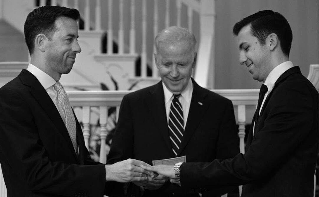 "Orgulloso de casar a Brian y Joe en mi casa. No podría estar más feliz: son dos empleados veteranos de la Casa Blanca, y dos grandes personas", dijo el vicepresidente de EU, Joe Biden  (Foto: @VP)