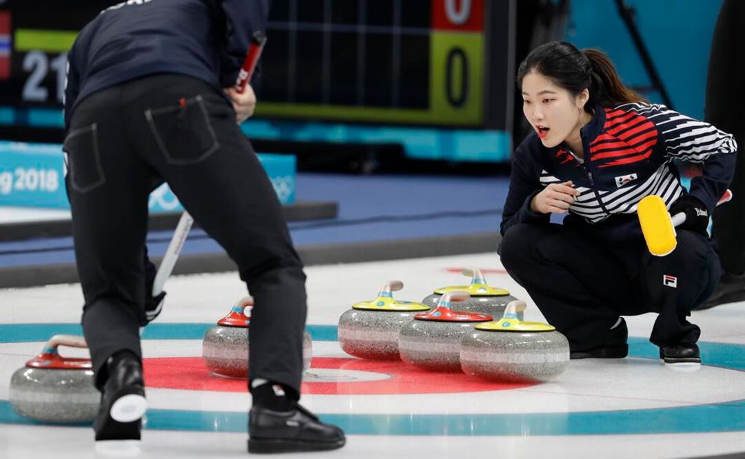 Jang Hyeji, de Corea del Sur, observa a su compañero Lee Kijeong. AP