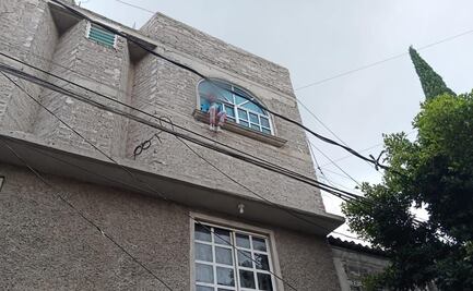 Niña intenta salvar a su gatito y queda atrapada en marquesina de un segundo piso en Neza