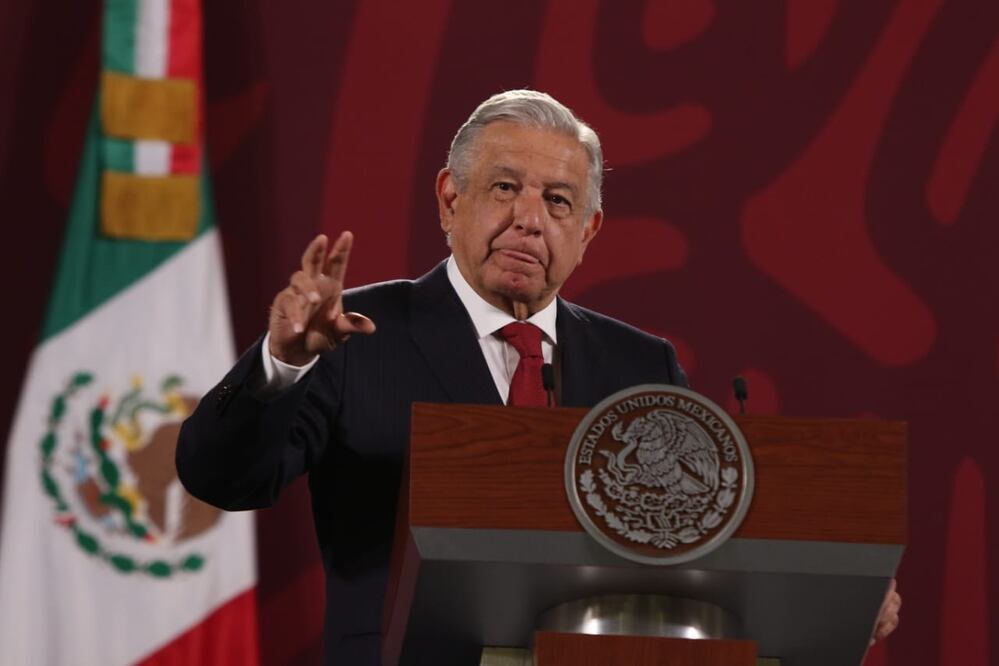 Muestran en mañanera tuit falso de EL UNIVERSAL.