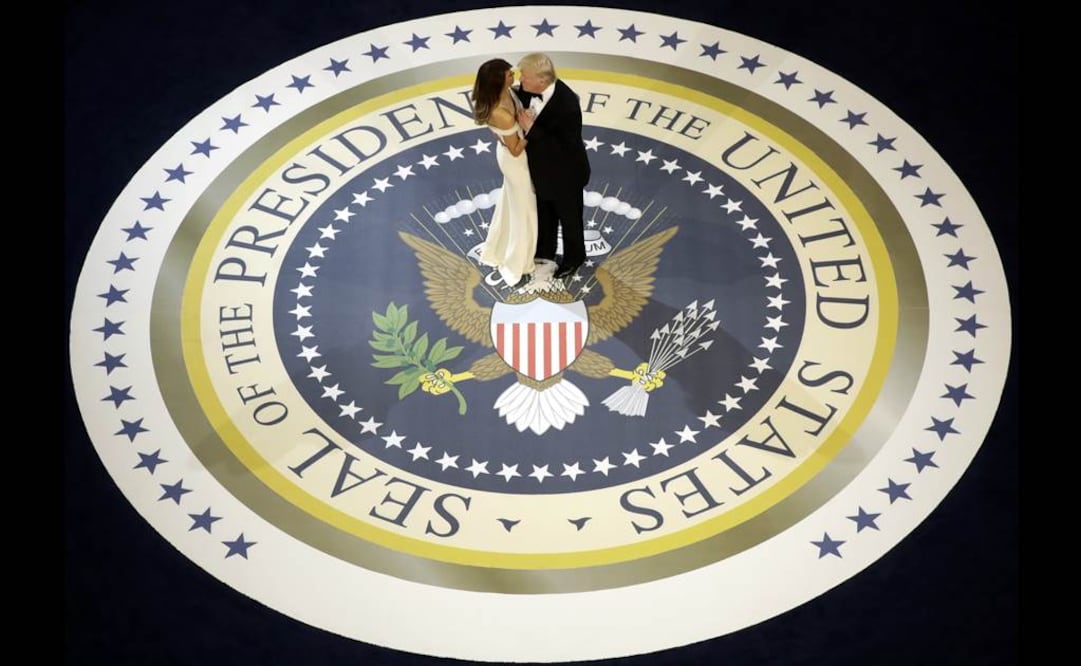 El presidente Donald Trump baila con la primera dama Melania Trump. Foto: AP