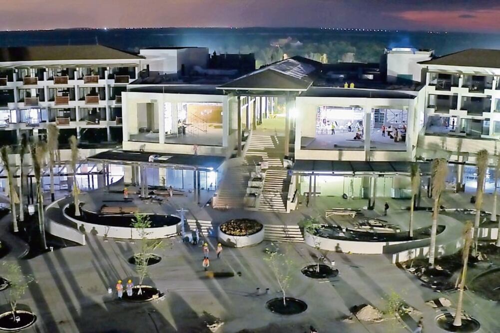 El hotel se edificó en 110 mil metros cuadrados y cuenta con 502 suites, villas para ocho huéspedes, campo de golf y piscinas para niños y adultos (CORTESÍA)