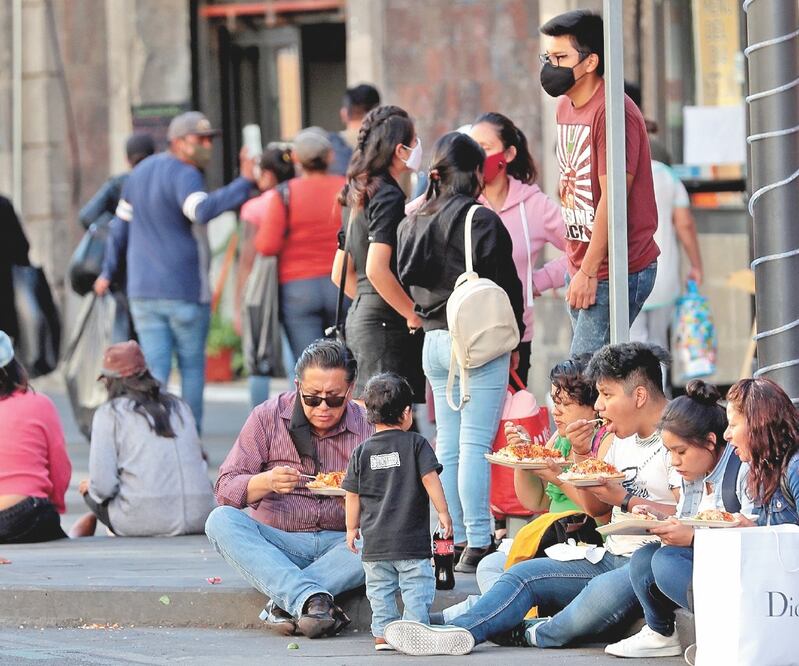 Pese al aumento en hospitalizaciones, ayer en calles del Centro Histórico de la Ciudad se observó a capitalinos comer y pasear. JUAN BOITES. EL UNIVERSAL