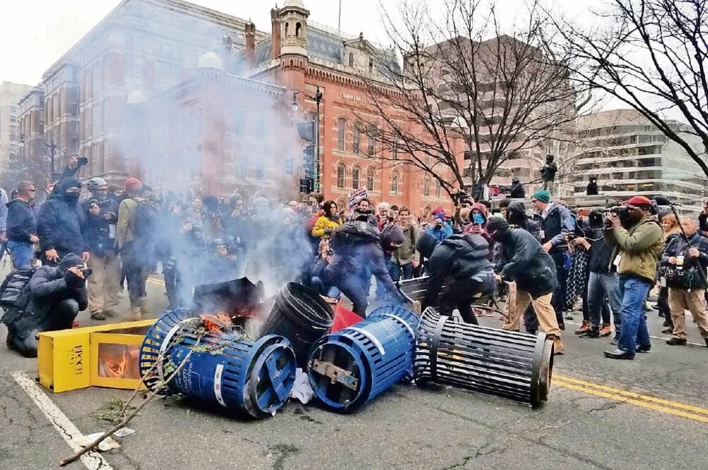 Después de la toma de posesión de Trump, manifestantes se enfrentaron con la policía en Washington (INDER BUGARIN. EL UNIVERSAL)